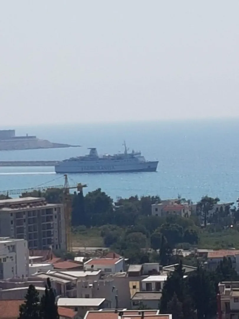 Pogled na more i grad sa brodom.