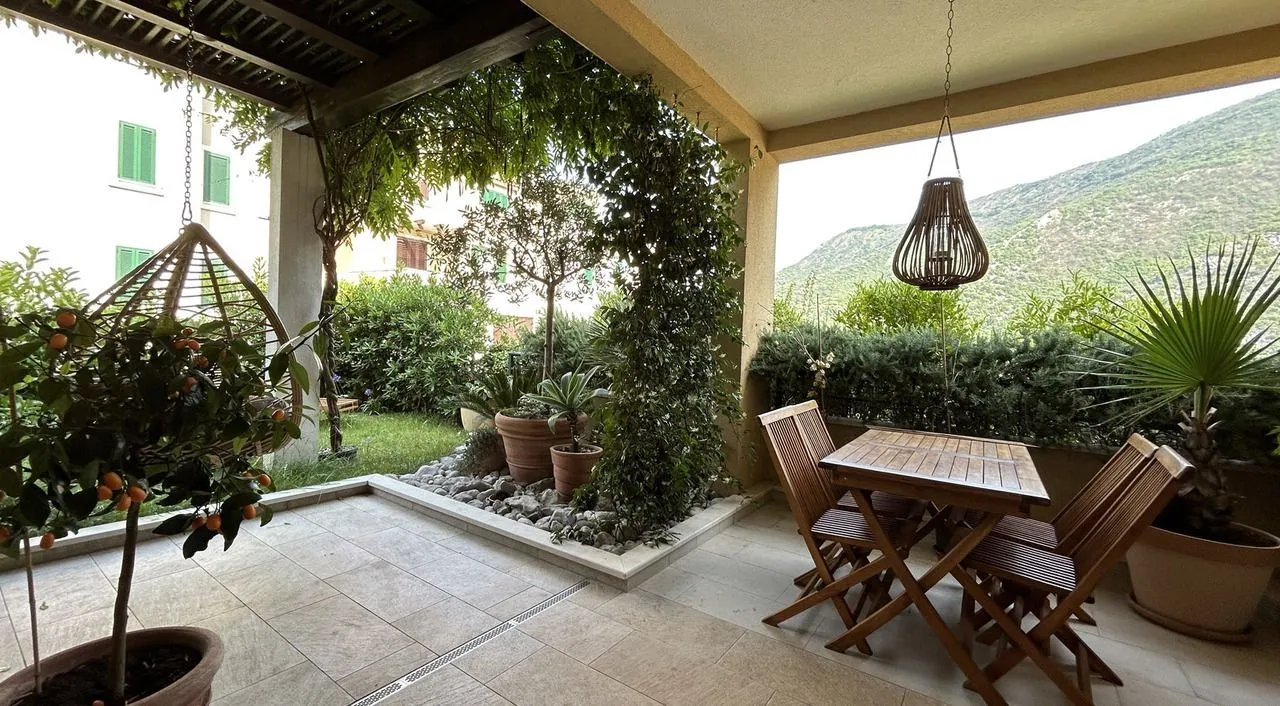 Prodaja, dvosoban stan, 92m², Morinj, Kotor