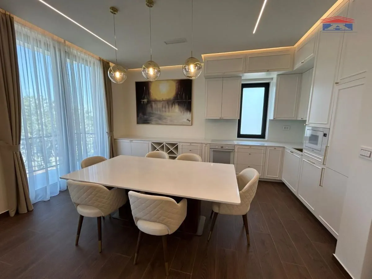 Izdavanje, četvorosoban stan, 120m², Sremska Kamenica, Petrovaradin