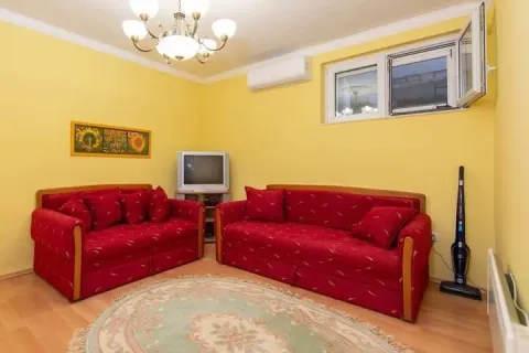Dnevna soba sa crvenim garniturama i žutim zidovima. - image 7