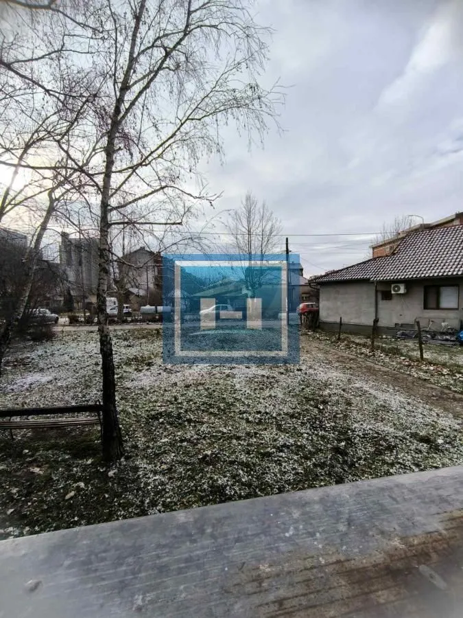 Pogled na dvorište i okolne objekte sa malo snega.