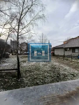 Pogled na dvorište i okolne objekte sa malo snega. - image 12