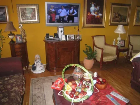 Dnevna soba sa garniturom, TV-om i tradicionalnim namještajem. - image 2