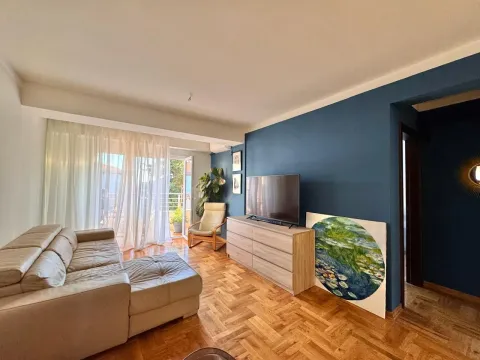Dnevna soba sa garniturom, televizorom i izlazom na terasu. - image 3