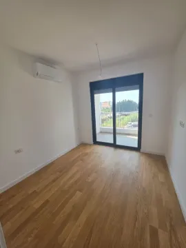 Prazna soba sa parketom i izlazom na terasu. - image 3