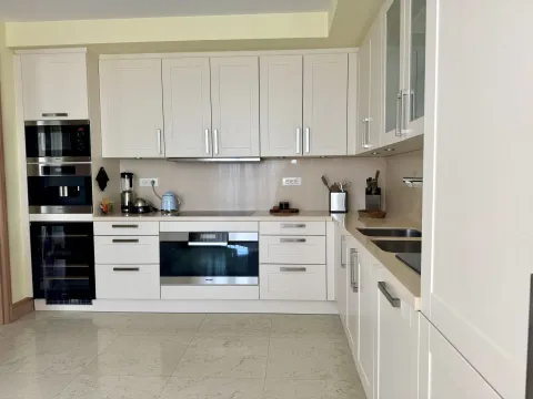 Izdavanje, četvorosoban stan, 228m², Porto Montenegro, Tivat - image 9