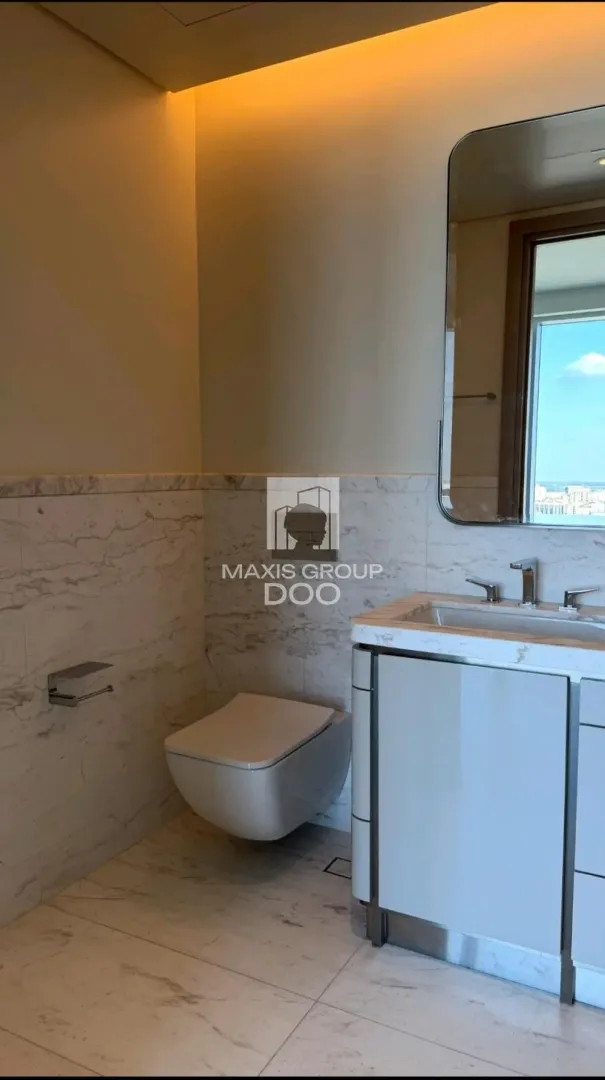 Modern bathroom equipped with a washbasin and a wall-hung toilet.