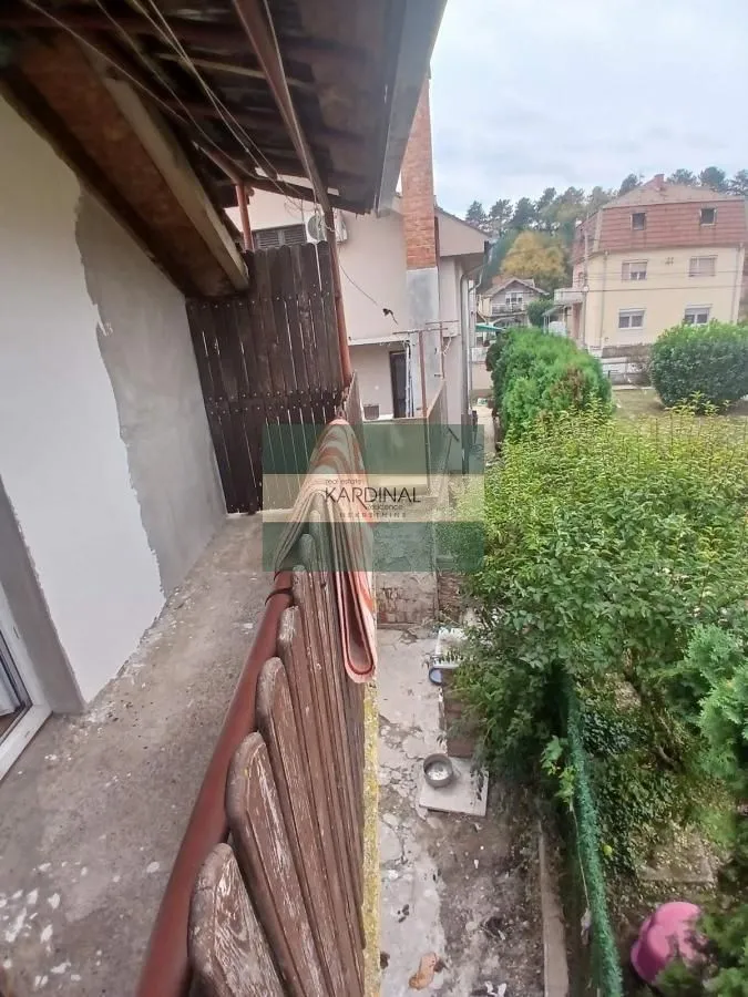 Balkon sa pogledom na dvorište i okolne kuće.