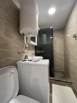 Kupatilo opremljeno sanitarijama, tuš kabinom i veš mašinom. - image 10