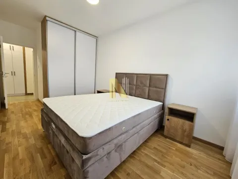 Nameštena spavaća soba sa bračnim krevetom, plakarom i drvenim podom. - image 14