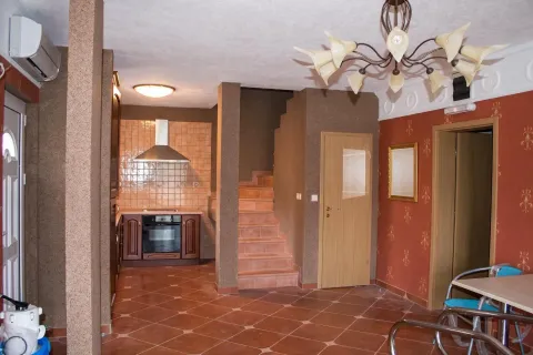 Prodaja, kuća, 228m², Tivat, Crna Gora - image 4