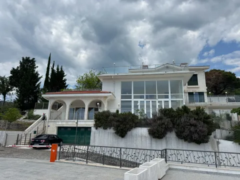 Kuća in Topla