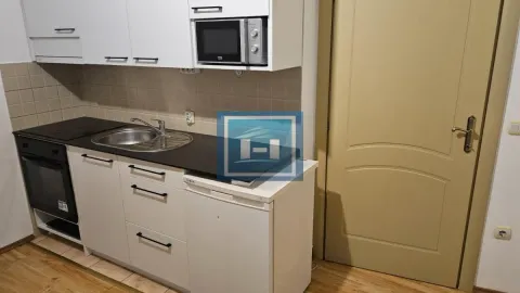 Manja bela kuhinja sa sudoperom, rernom i ugradnim elementima. - image 20