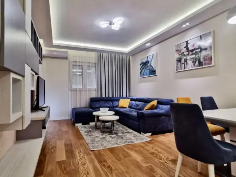 Izdavanje, jednosoban stan, 50m², Central Point, Podgorica - image 1
