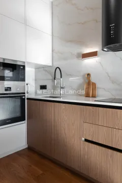 Moderna kuhinja sa drvenim elementima, bijelim gornjim ormarićima i ugradnom tehnikom. - image 5