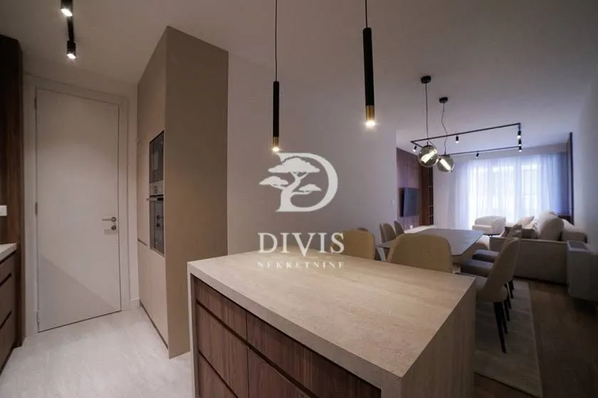 Izdavanje, trosoban stan, 130m², Crveni Krst, Beograd