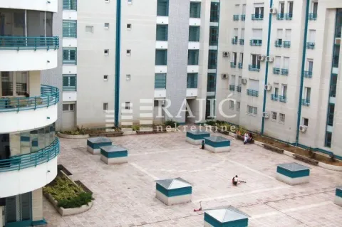 Pogled na unutrašnje dvorište stambene zgrade sa balkonom. - image 8