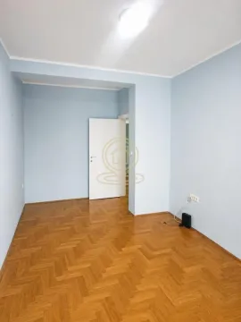 Prazna soba sa parketom i plavim zidovima. - image 3