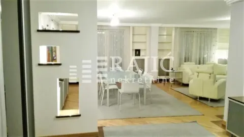 Prostrani dnevni boravak sa trpezarijom i modernim osvetljenjem. - image 4