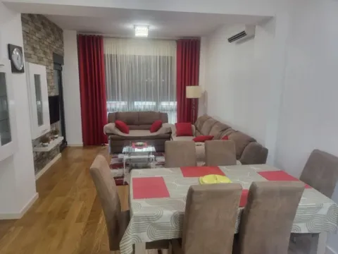 Izdavanje, dvosoban stan, 70m², Centar, Podgorica