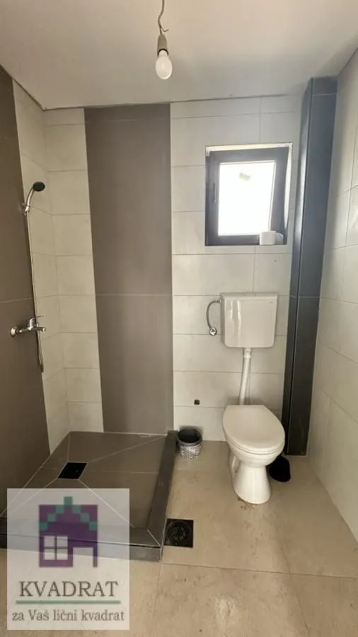 Newly equipped bathroom with a shower cabin and sanitary ware.