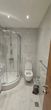 Moderno opremljeno kupatilo sa tuš kabinom i sanitarijama. - image 8