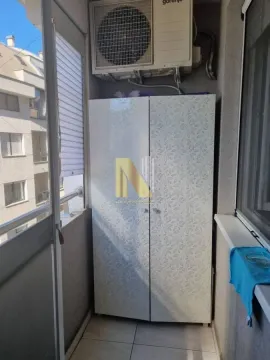 Manji zatvoreni balkon sa ormanom i klima uređajem. - image 24