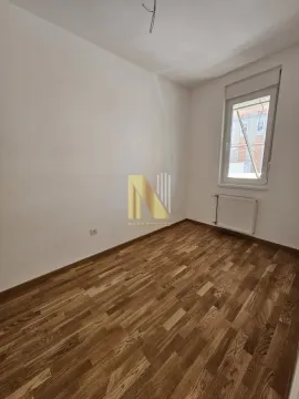 Prazna soba sa parketom i prozorom. - image 6