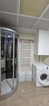 Kupatilo sa tuš kabinom i veš mašinom. - image 8