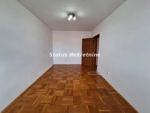 Prazna soba sa parketom i belim zidovima. - image 6
