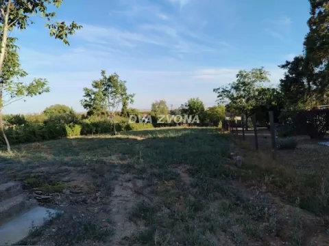 Pogled na prostrano dvorište sa travnjakom i drvećem. - image 3