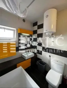 Moderno opremljeno kupatilo sa kadom, wc šoljom i umivaonikom. - image 10