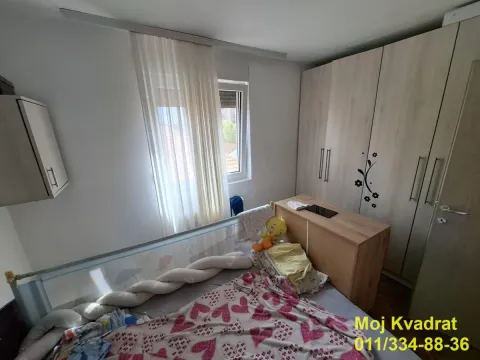 Dečja soba sa krevetom, velikim ormanom i prozorom. - image 5