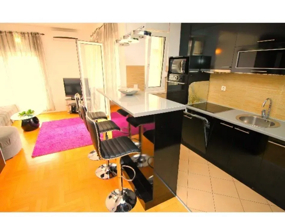 Izdavanje, trosoban stan, 73m², Rozino, Budva