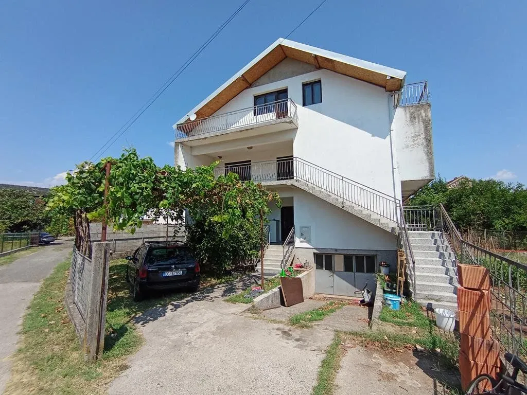 Sale, house, 300m², Tološi, Podgorica