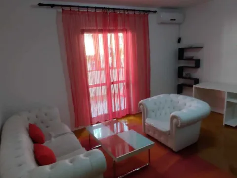 Izdavanje, jednosoban stan, 50m2, Malo Brdo, Podgorica Izdavanje, jednosoban stan, 50m2, Malo Brdo, Podgorica