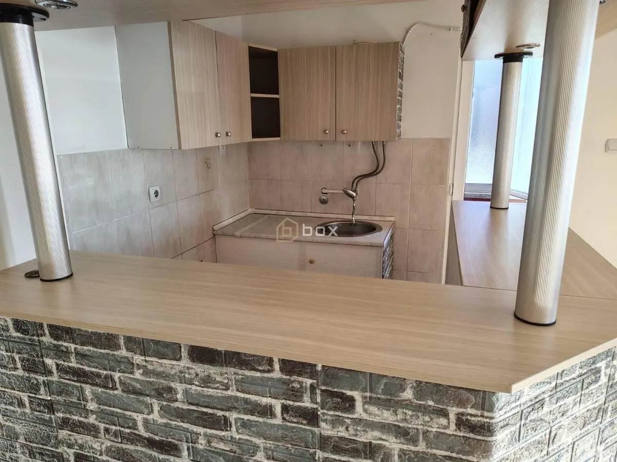 Smaller kitchen with a bar counter and wooden elements.