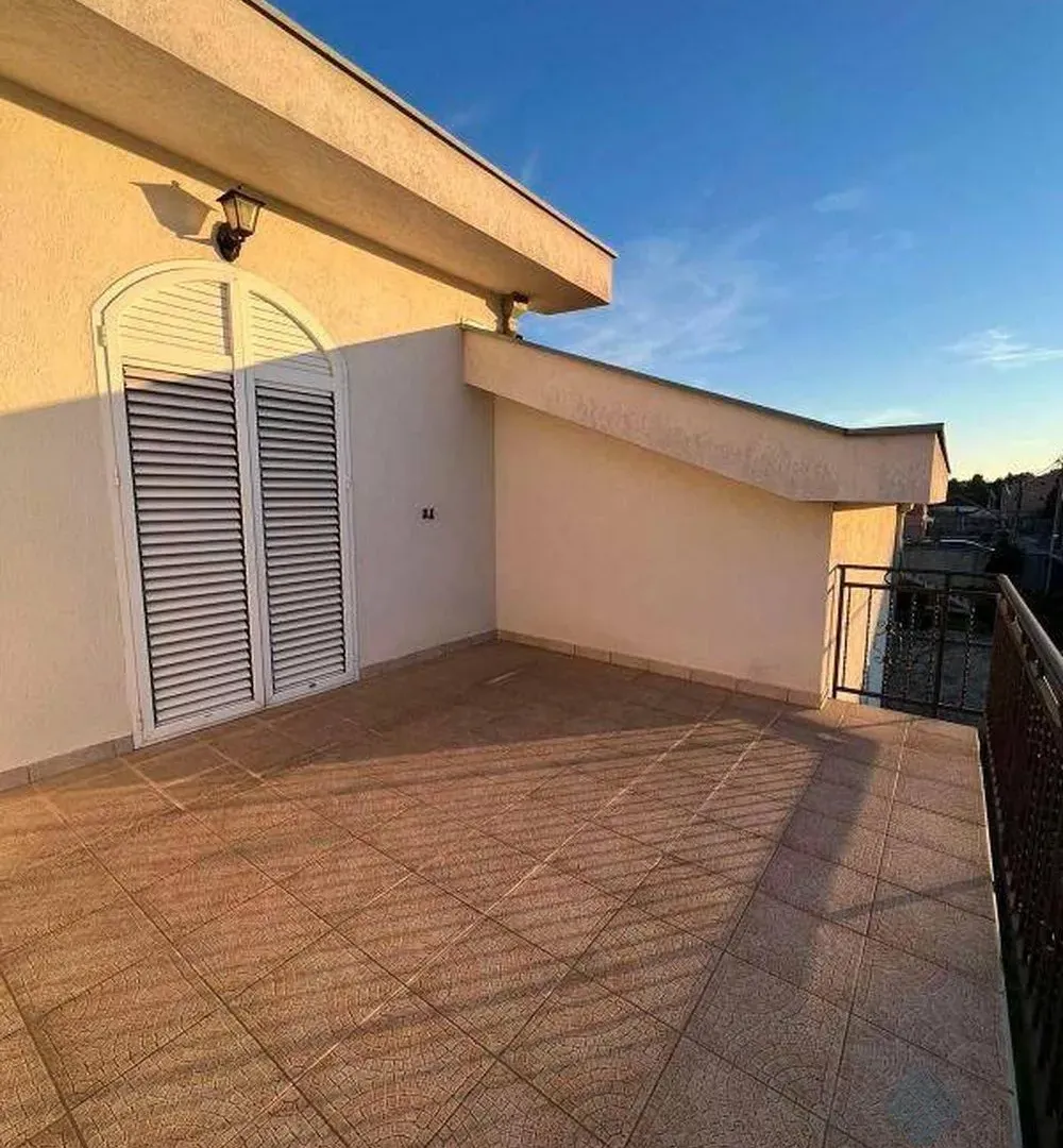 Izdavanje, kuća, 400m², Zlatica, Podgorica