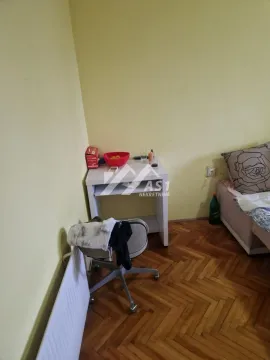 Manja spavaća soba sa krevetom, radnim stolom i parketom. - image 4
