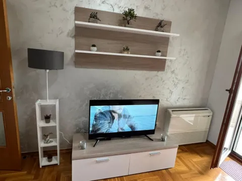 Dio dnevne sobe sa TV komodom i dekorativnim zidom. - image 2