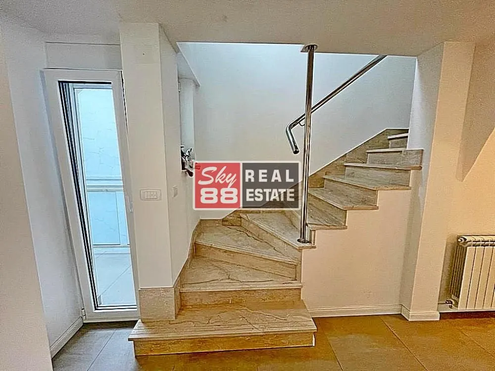 Izdavanje, stan, 180m², Senjak, Beograd