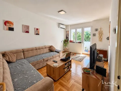 Dnevna soba sa ugaonom garniturom, stočićem i televizorom. - image 2