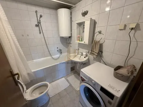 Manje kupatilo sa kadom, umivaonikom, wc šoljom i veš mašinom. - image 8