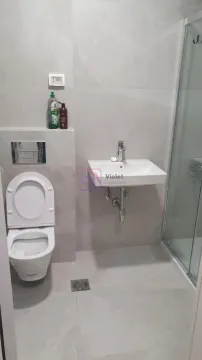 Moderne kupatilo sa tuš kabinom, umivaonikom i toalet šoljom. - image 4