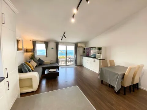 Spacious living room with dining area and sea view. - image 7