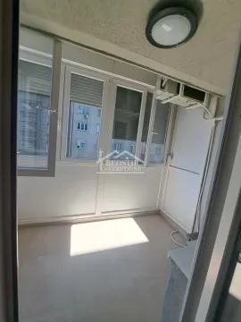 Zastakljeni balkon sa keramičkim pločicama i prozorima. - image 12