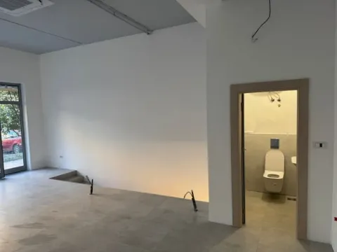 Izdavanje, poslovni prostor, 95m², Stari Aerodrom, Podgorica - image 4