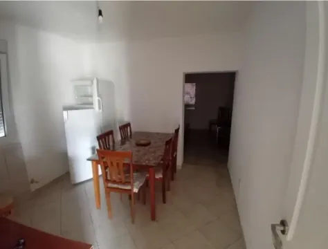 Trpezarija sa stolom, stolicama i frižiderom. - image 2