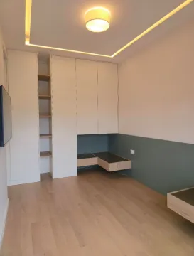 Moderna spavaća soba sa ugradnim plakarima i spuštenim plafonom sa rasvjetom. - image 10