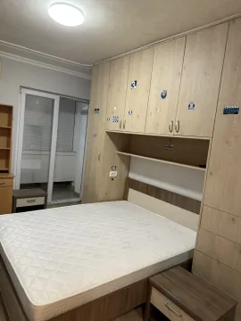 Namještena spavaća soba sa bračnim krevetom i ugradnim plakarima. - image 13